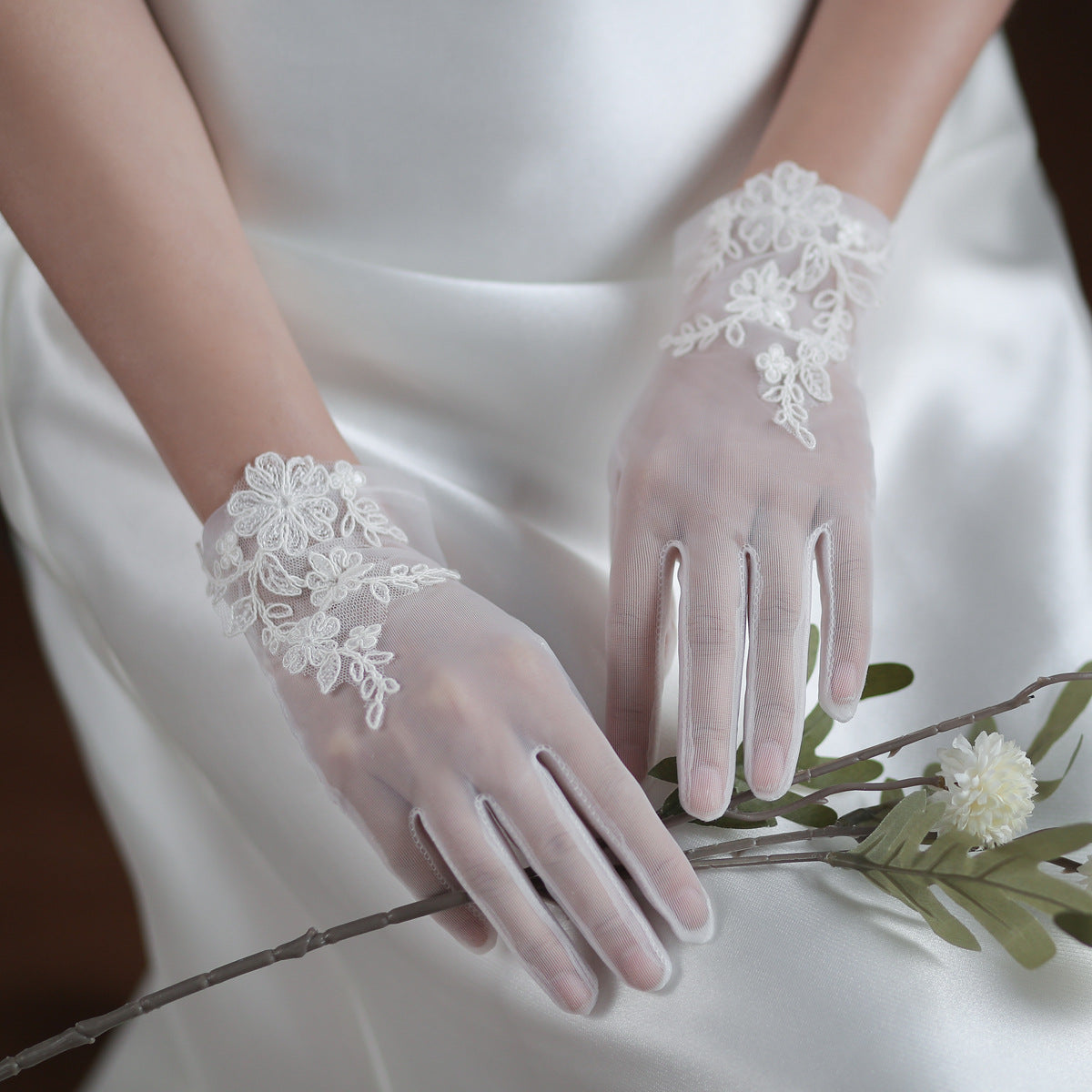 Ivory Embroidered Wrist Length Wedding Gloves Elegant Super Fairy Lace Photo Dinner Party Gloves