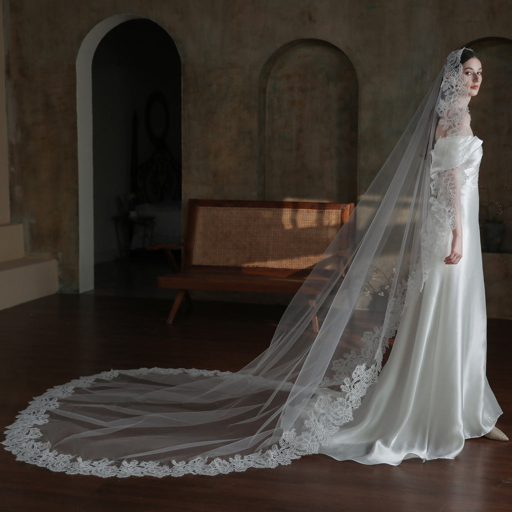 Elegant Vintage 3 Meter Long Lace Edge Bridal Veil Courtly Chapel Train Veil for Main Wedding