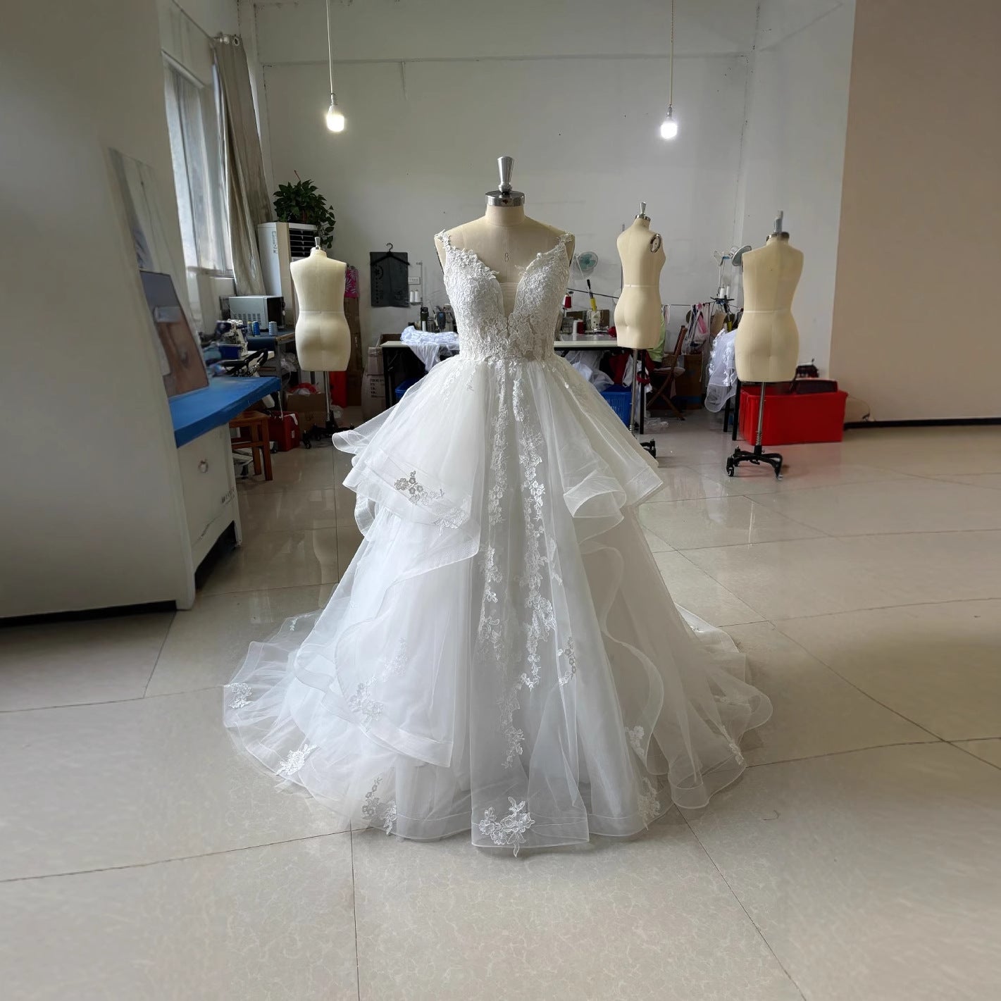 New Elegant Light Wedding Dress V-Neck Sleeveless Backless Spaghetti Strap Evening Party Bridal Dress