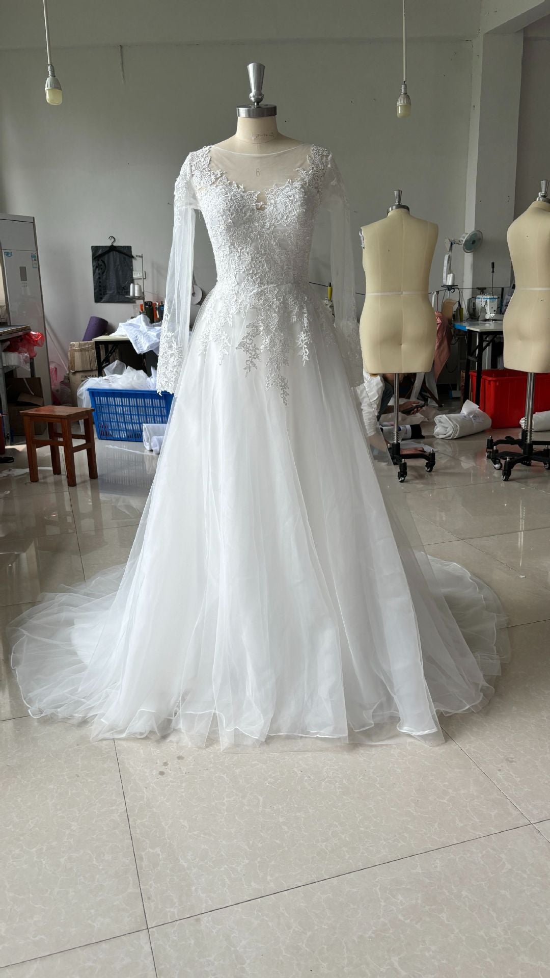Hot-Selling Lace Appliques Main Wedding Dress Deep V-Neck Long Sleeve Elegant Bridal Dress