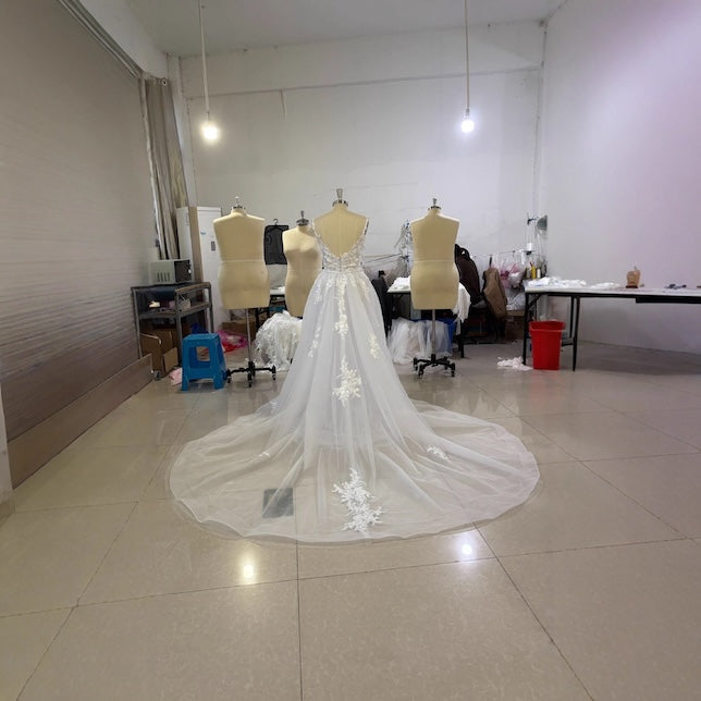 French-style Strapless Lace Wedding Dress Elegant V-Neck Sleeveless Backless Mermaid Bridal Dress With Detachable Train