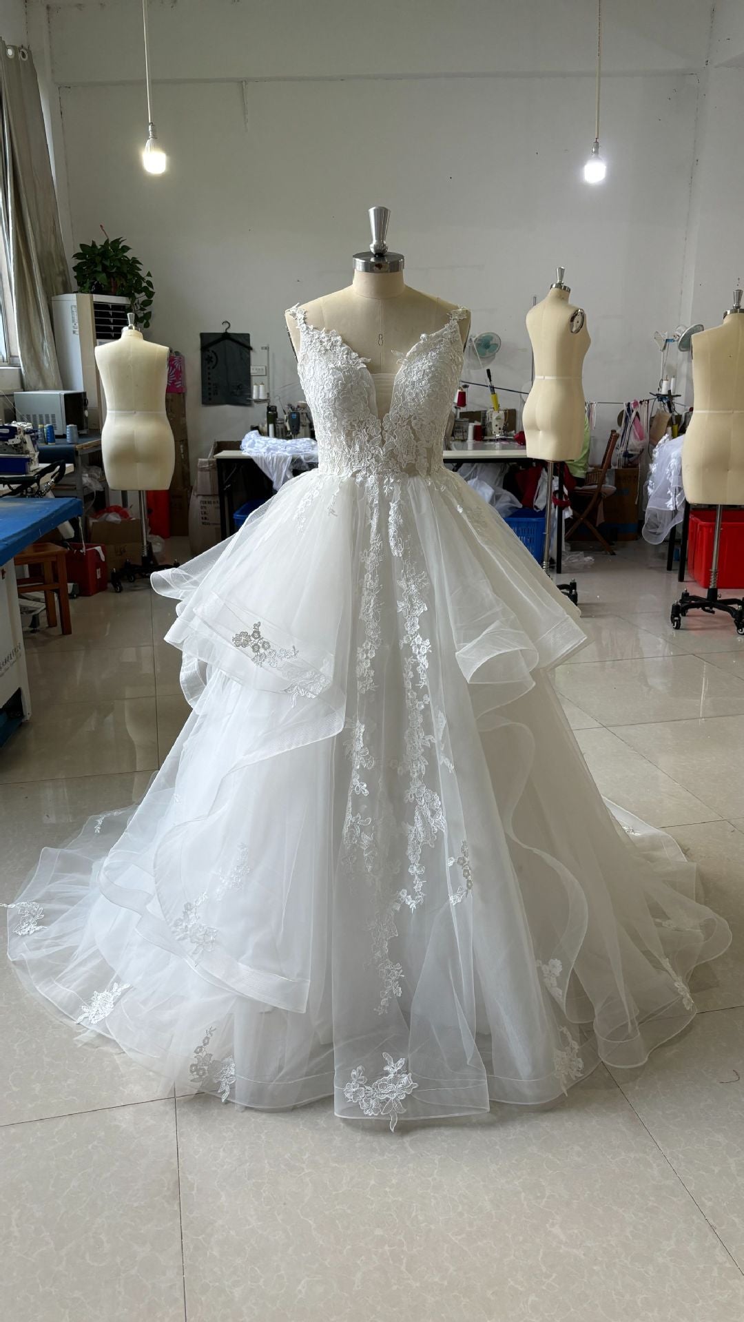 New Elegant Light Wedding Dress V-Neck Sleeveless Backless Spaghetti Strap Evening Party Bridal Dress