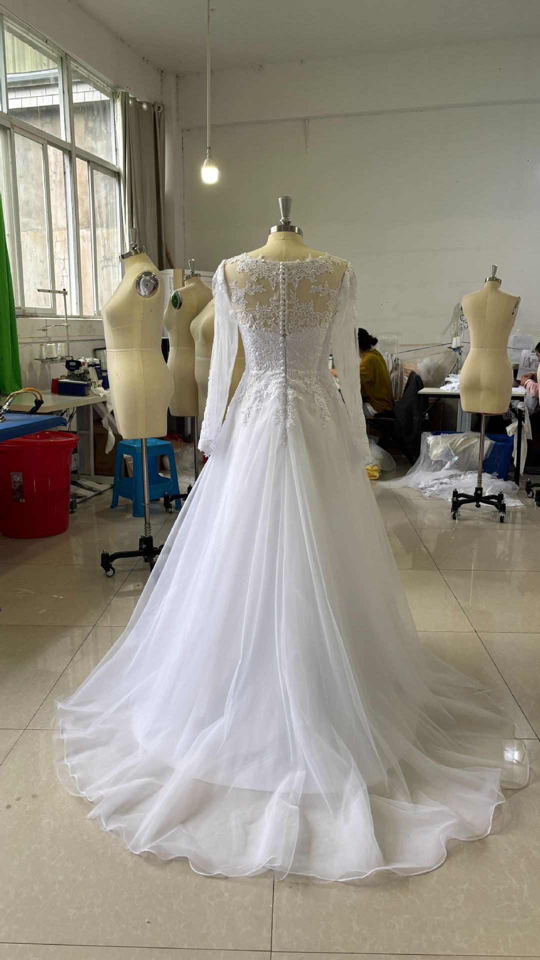 Hot-Selling Lace Appliques Main Wedding Dress Deep V-Neck Long Sleeve Elegant Bridal Dress
